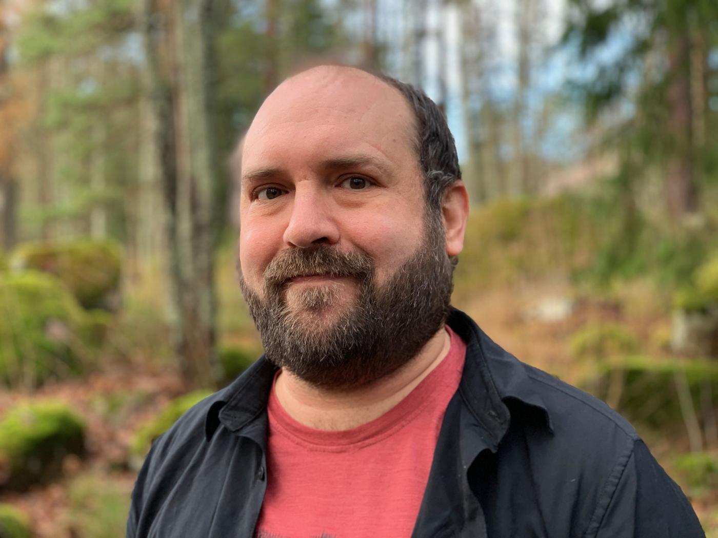 skäggig man i skog