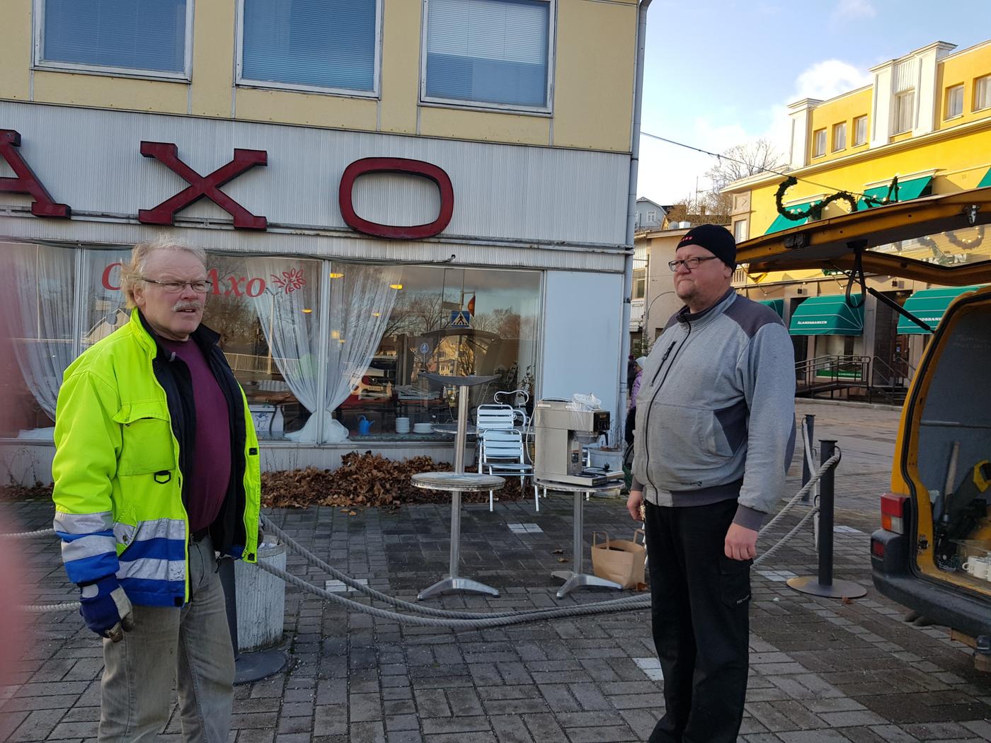 två män utanför ett nedlagt café