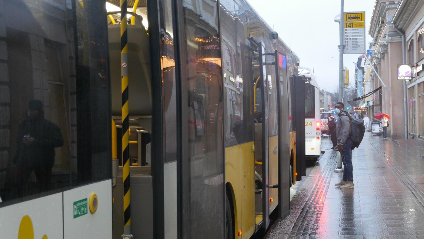 en man ska precis stiga på en buss