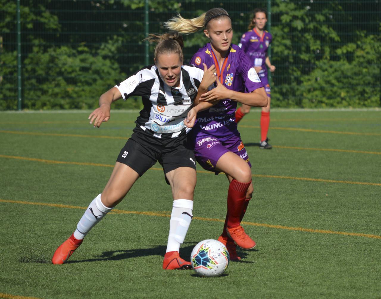 två fotbollsspelare i kamp om bollen