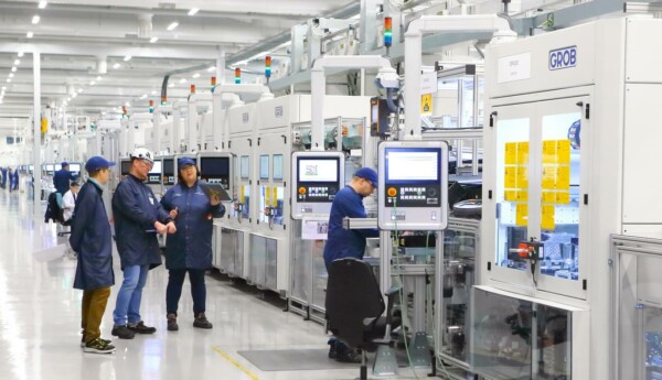 fabriksarbetare i batterifabrik