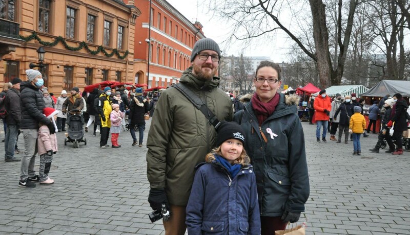 Mamma pappa barn på ett torg