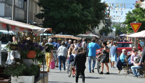 folk i farten på gågatan