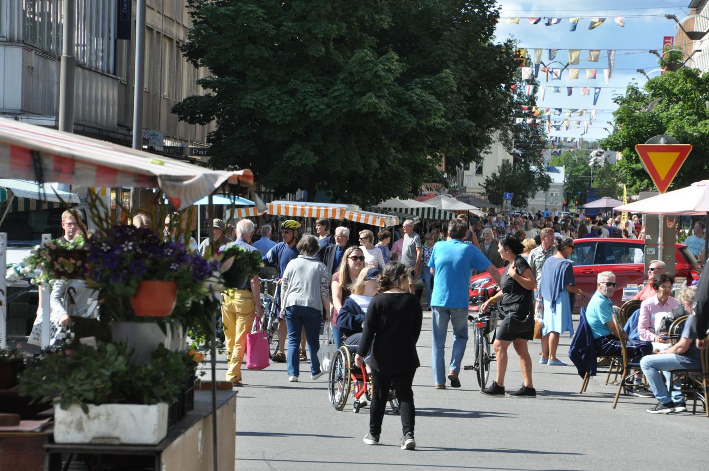 folk i farten på gågatan