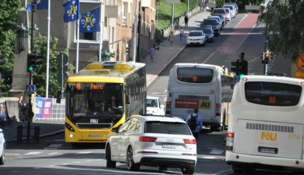 bussar kör över Aurabron