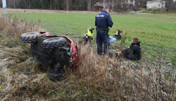 En fyrhjuling i ett dike