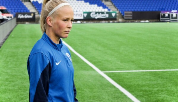 Adelina Engman vid sidlinjen i en tom fotbollstadion.