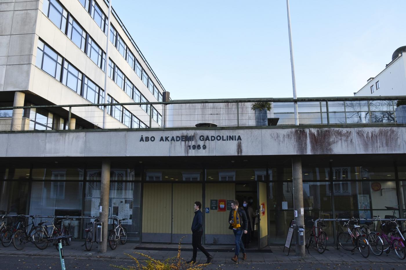 en grå universitetsbyggnad