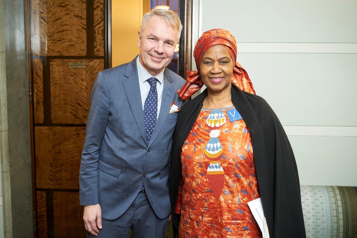 Pekka Haavisto iklädd kavaj tillsammans med Phumzile Mlambo-Ngcuka i traditionell afrikansk klädsel.