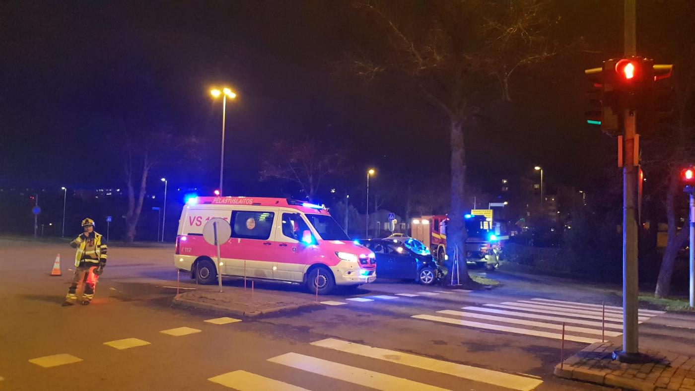 en krockad bil samt ambulans och brandbil