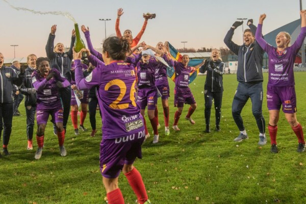 fotbollslaget firar guld