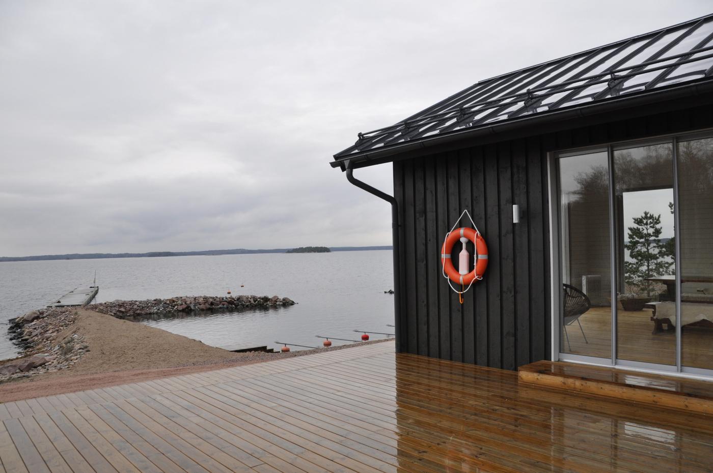 väggen av en paviljong, som vetter ut mot stranden