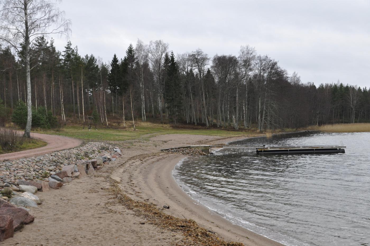 sandstrand med brygga
