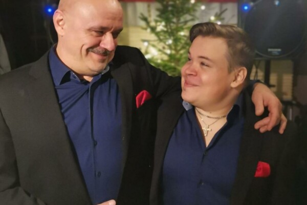 far och son som ser på varandra
