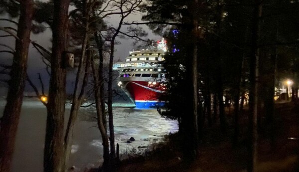 Vikingbåt i kvällsskymning alldeles vid land