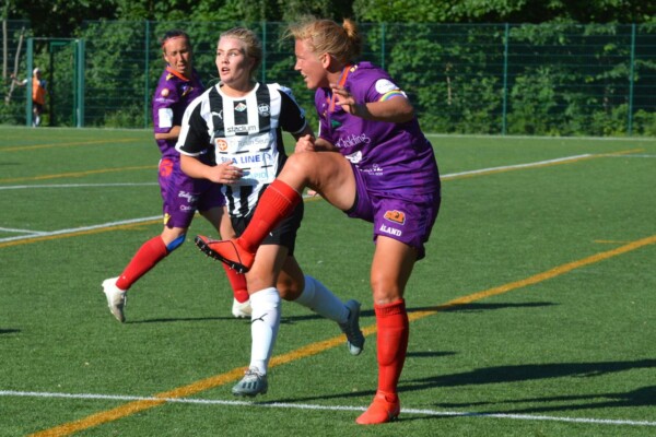 fotbollsspelare på en konstgräsplan