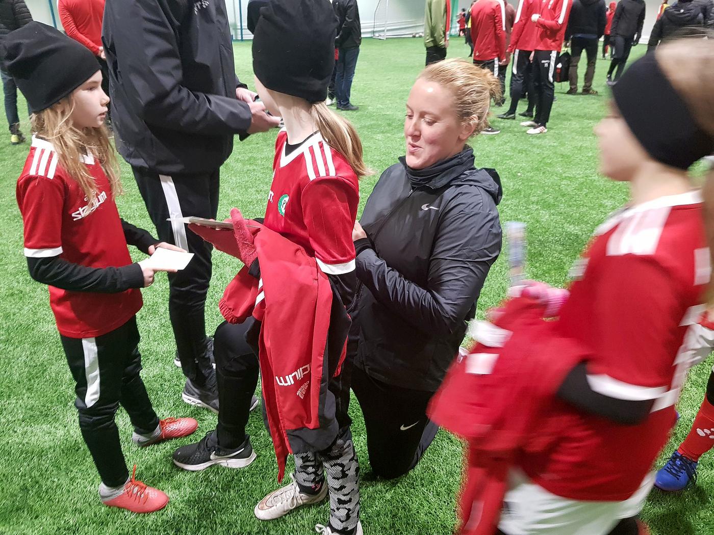 en fotbollsspelare omringad av autografjägare