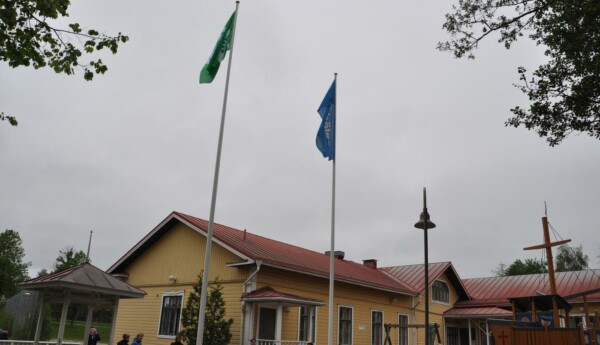 gult hus, många barn på gården