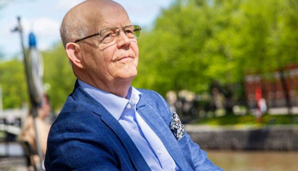 Man sitter på parkbänk vid å