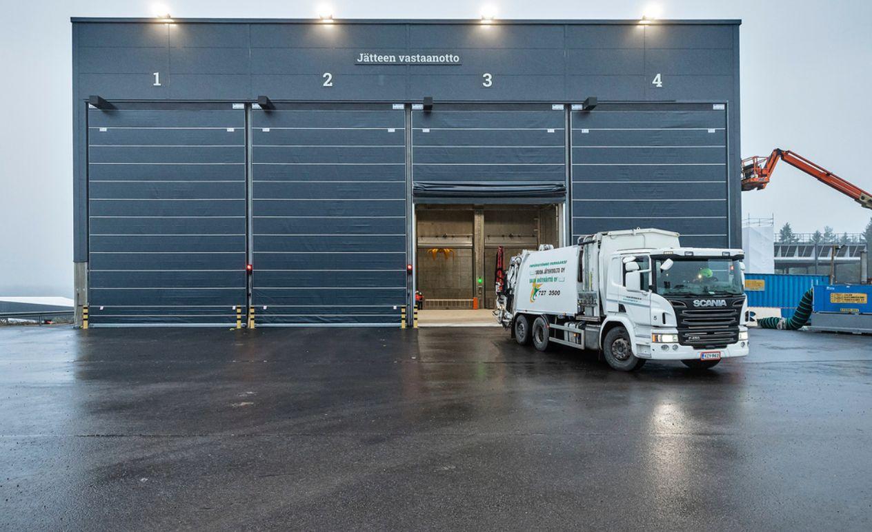 en lastbil dumpar skräp i en byggnad