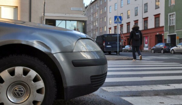 Felparkerad bil vid övergångsställe