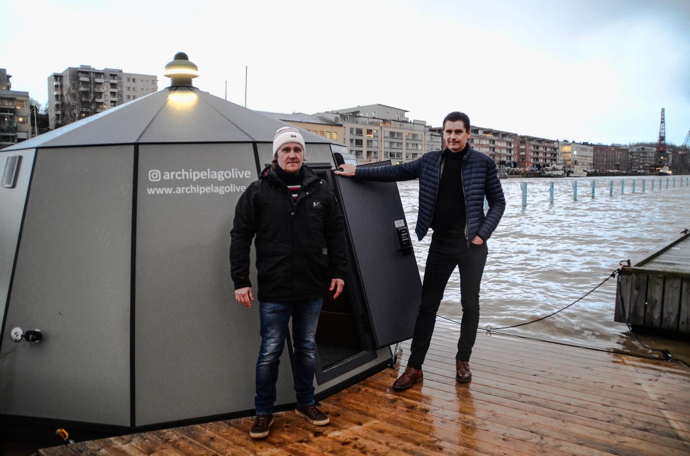två män på en flotte