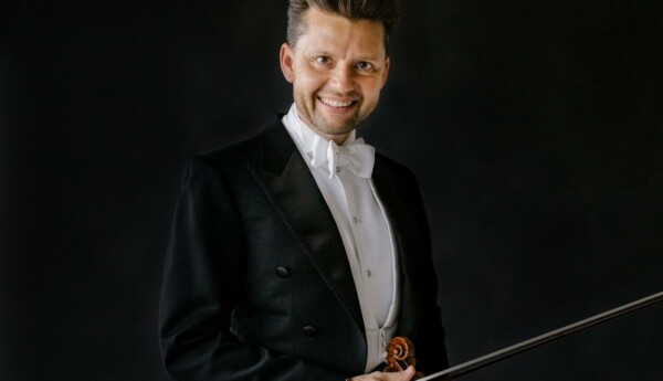 Julian Rachlin iklädd frack med en violin i handen.