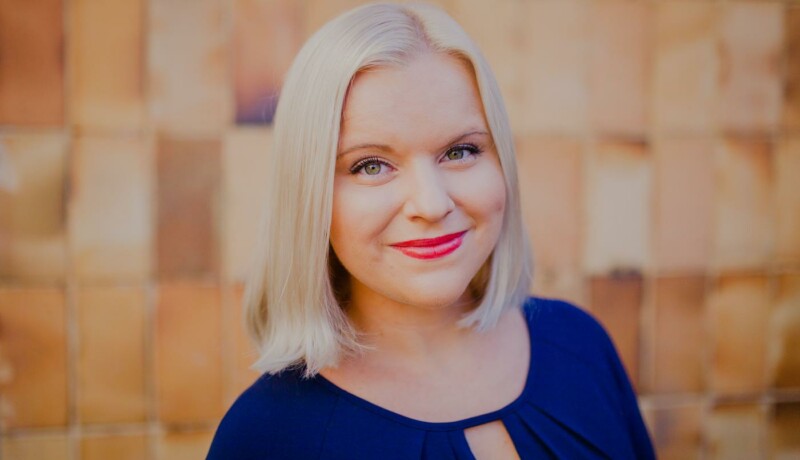 en blond kvinna i blå blus