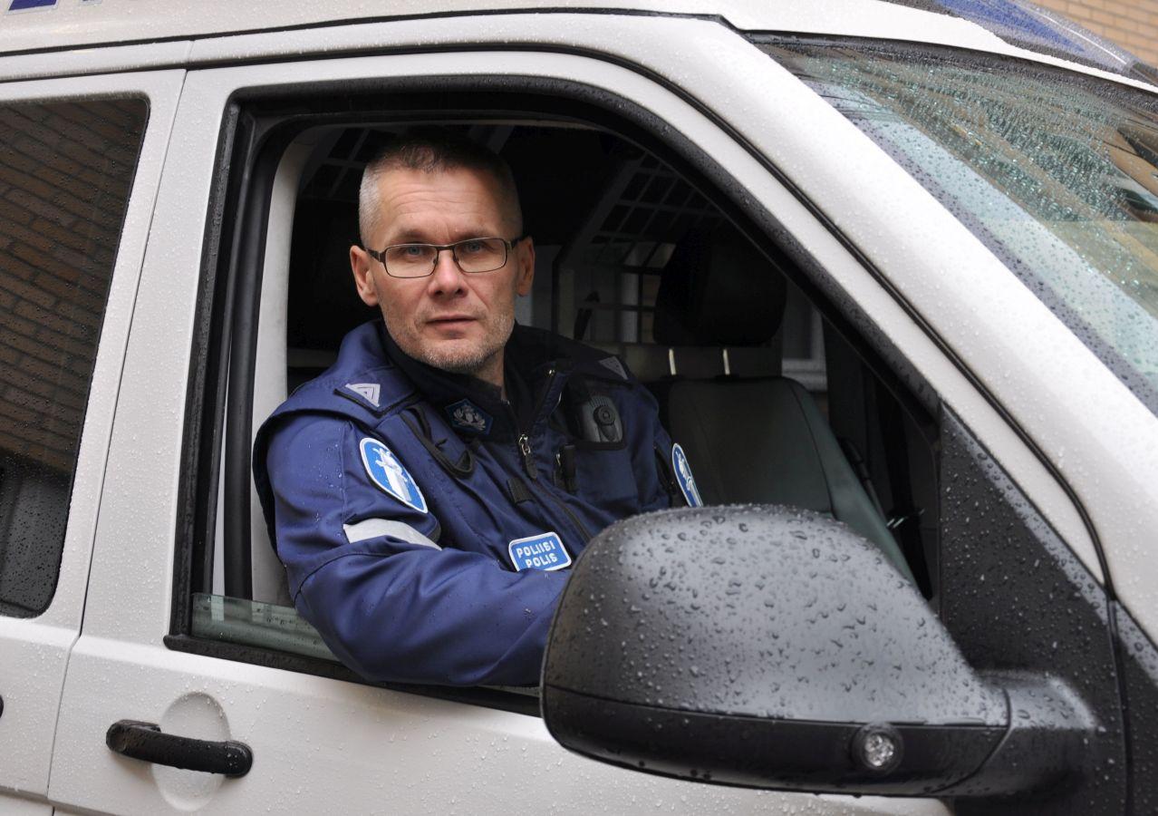 Polis sitter i polisbil