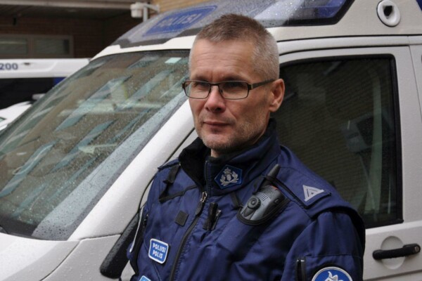 Polis vid polisbil