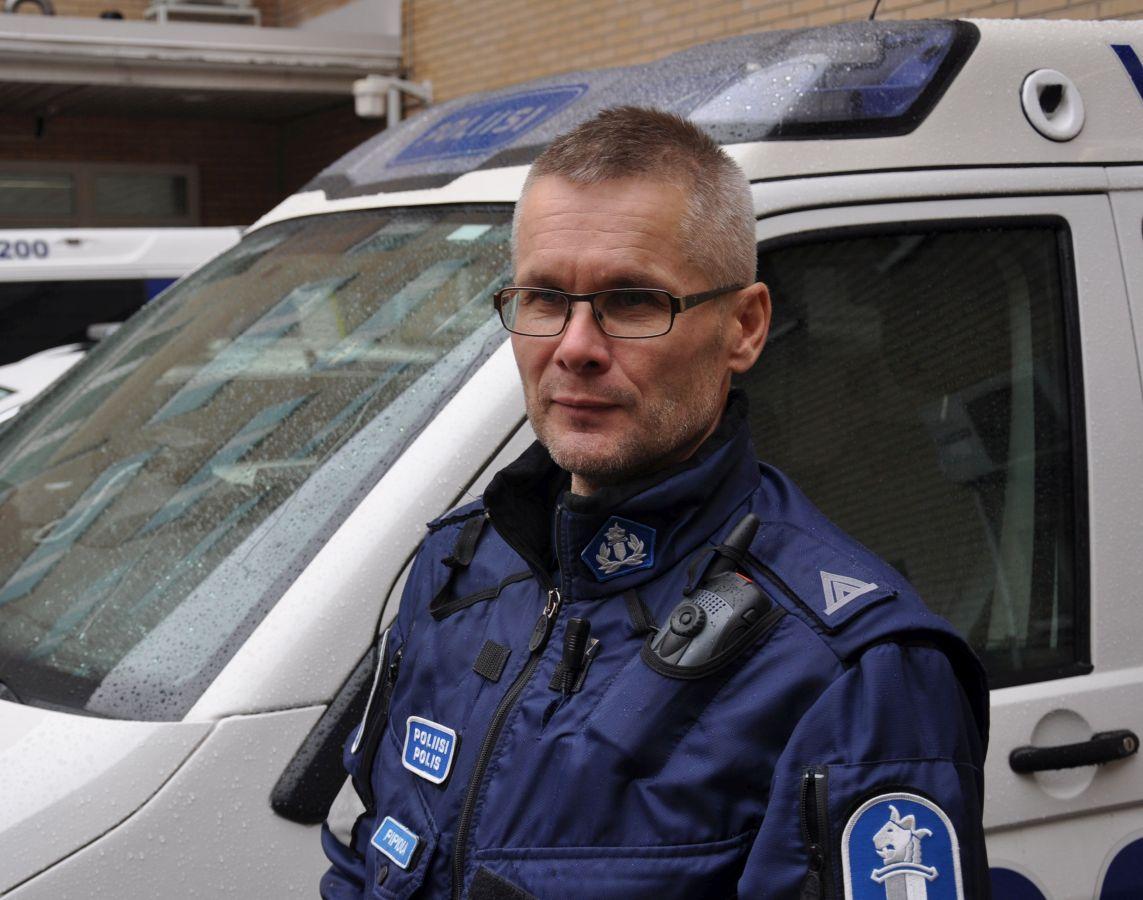 Polis vid polisbil