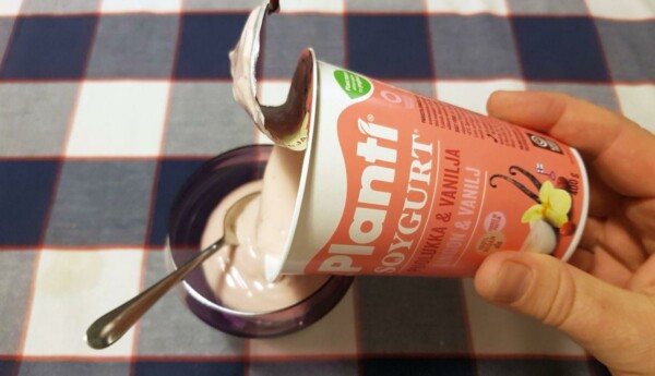 Sojayoghurt i burk och skål