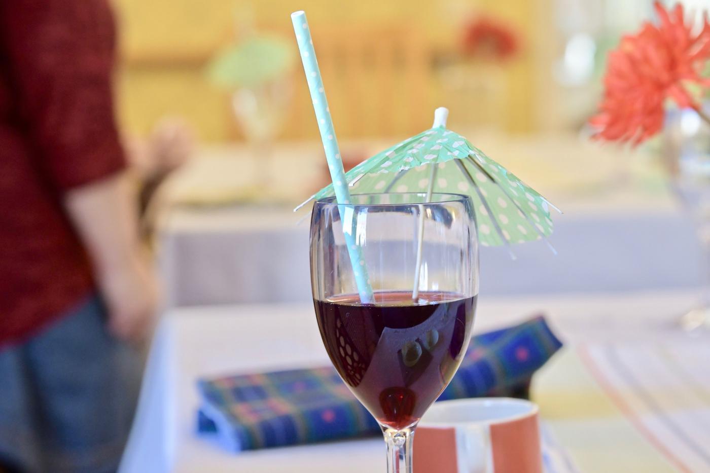en drink med sugrör