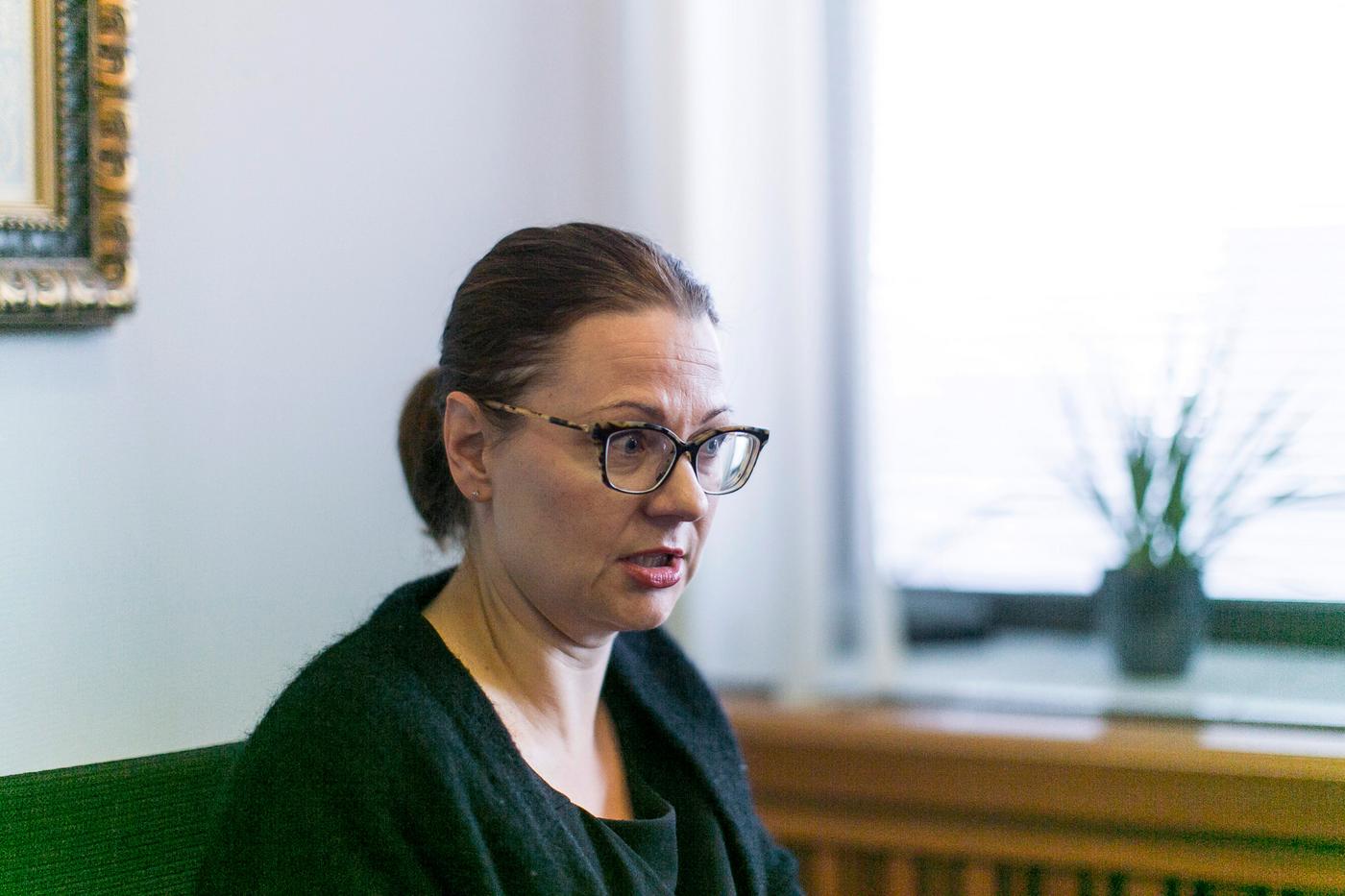kvinna med glasögon