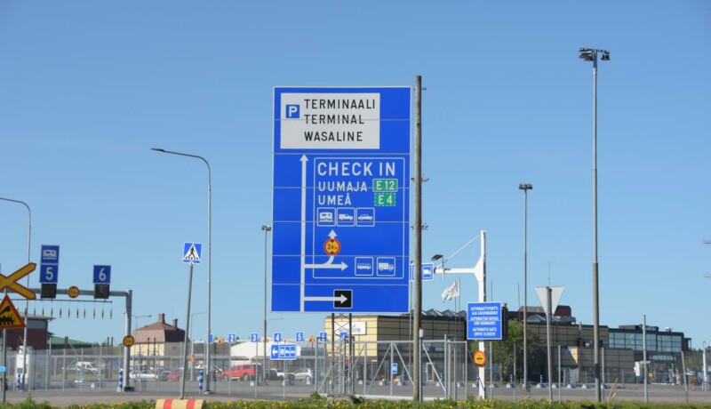 En hamn med många skyltar.