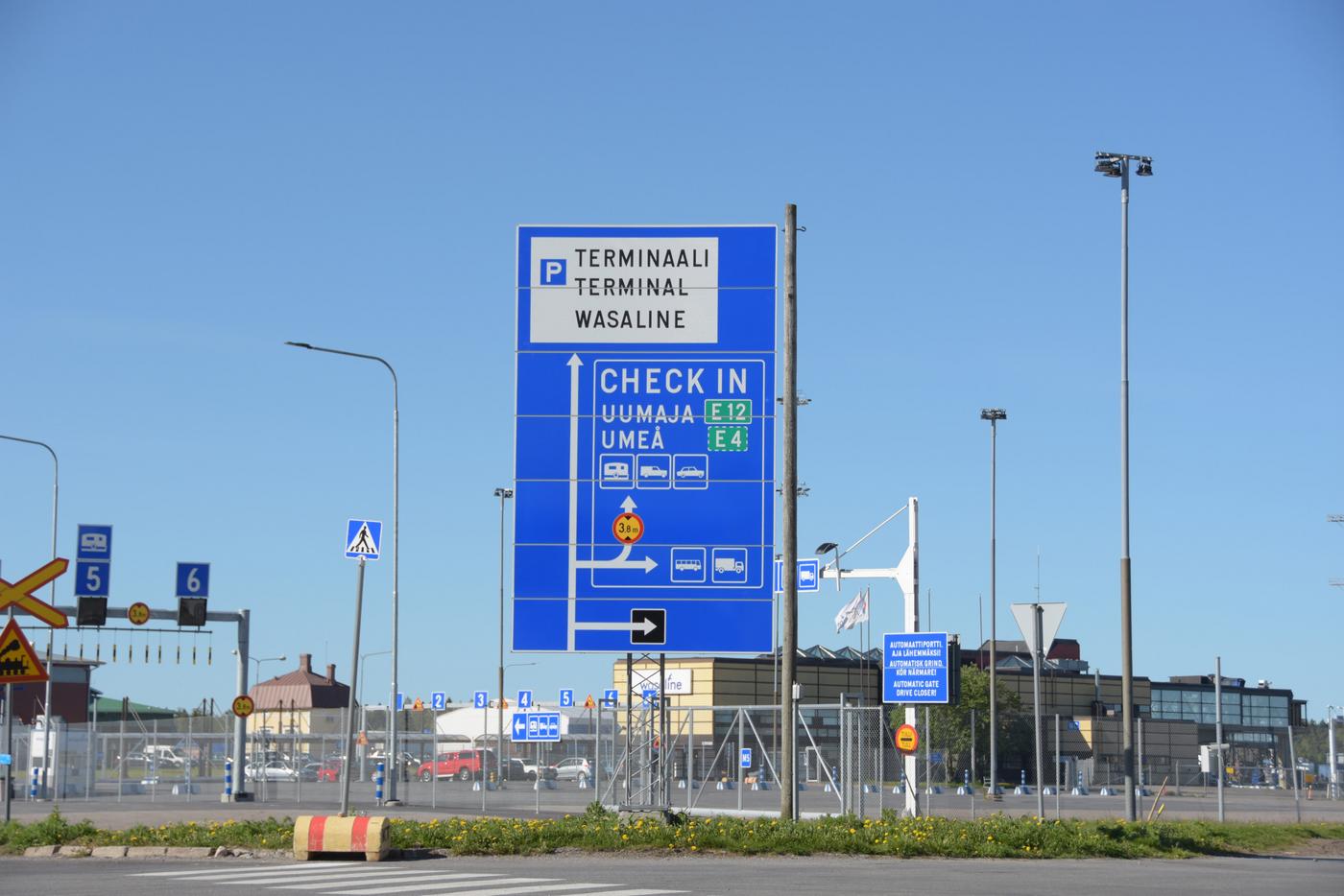 En hamn med många skyltar.