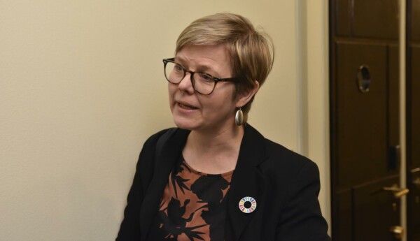 en kvinna med glasögon