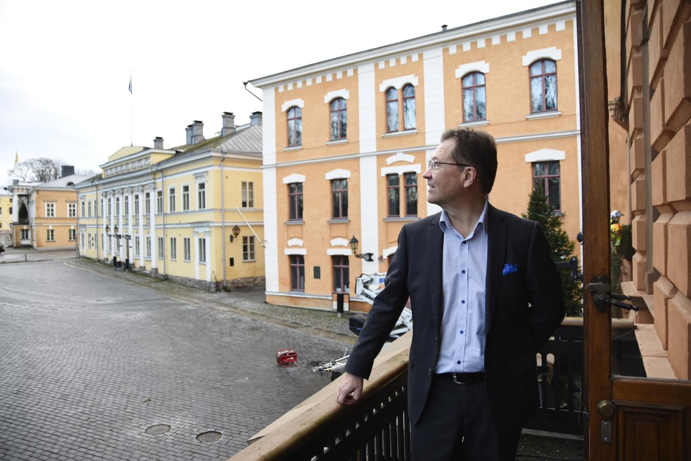 En man på en balkong.