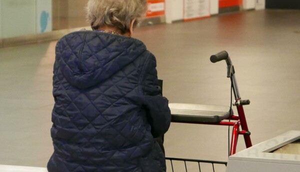 En gammal tant vid en rollator