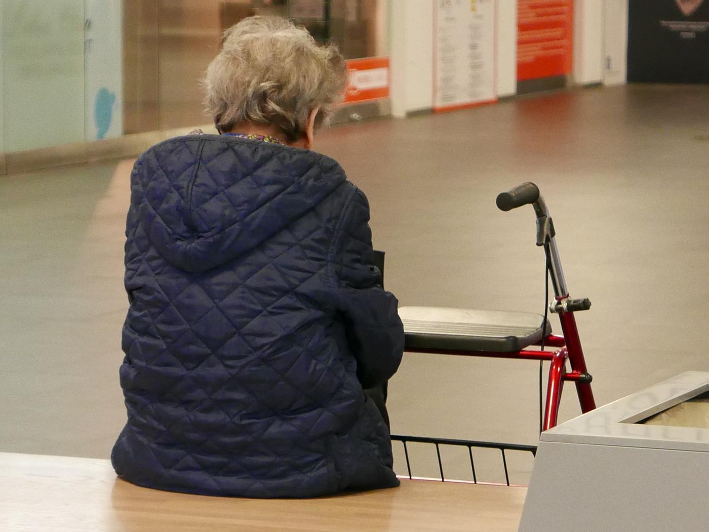 En gammal tant vid en rollator