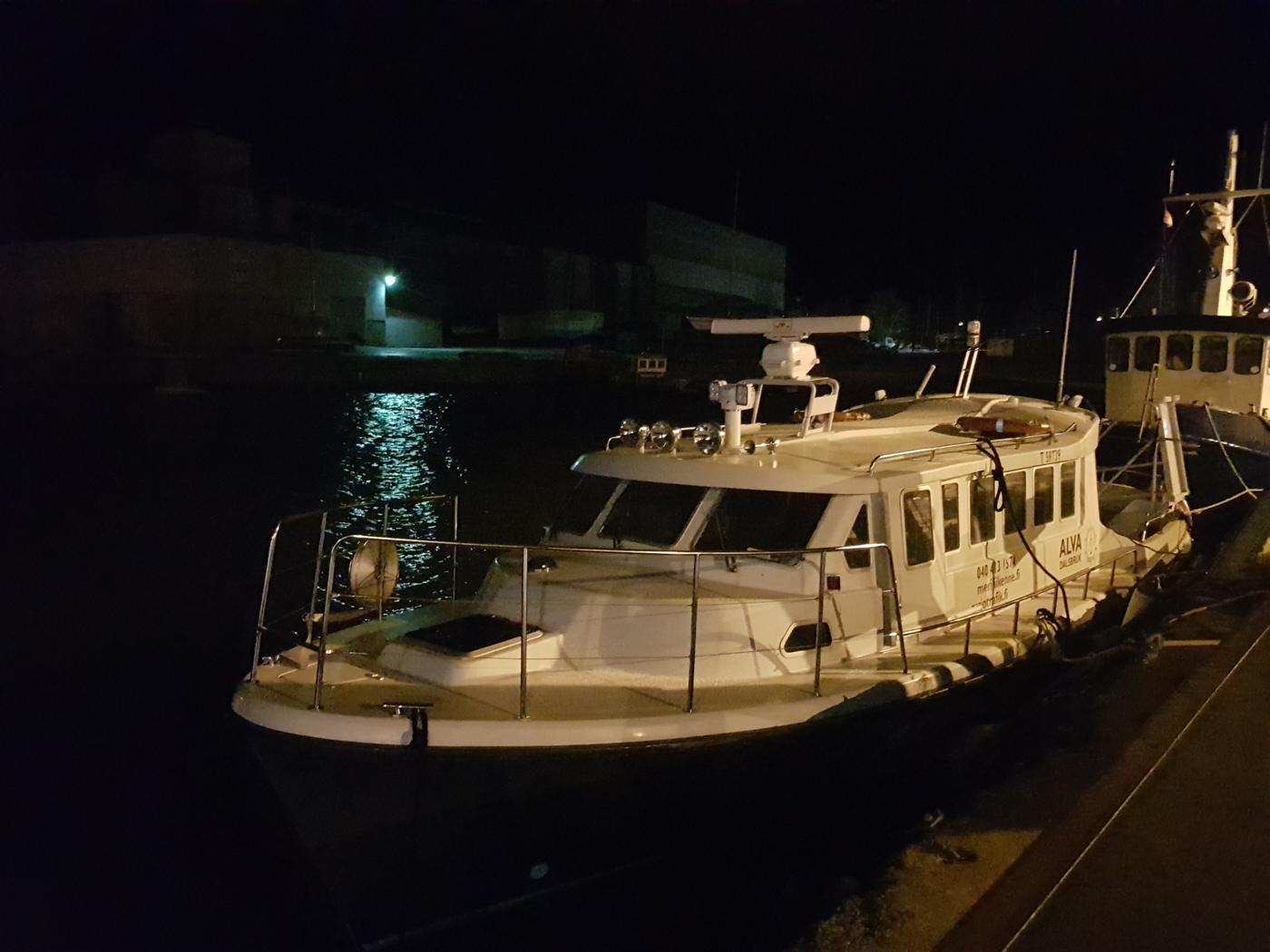 passagerarbåt i en hamn. Mörkt ute. 