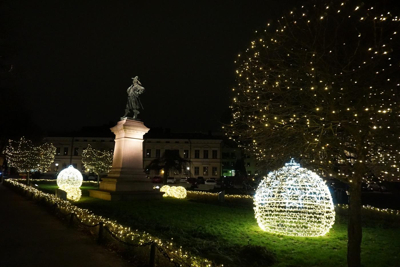 en staty omringad av julljus