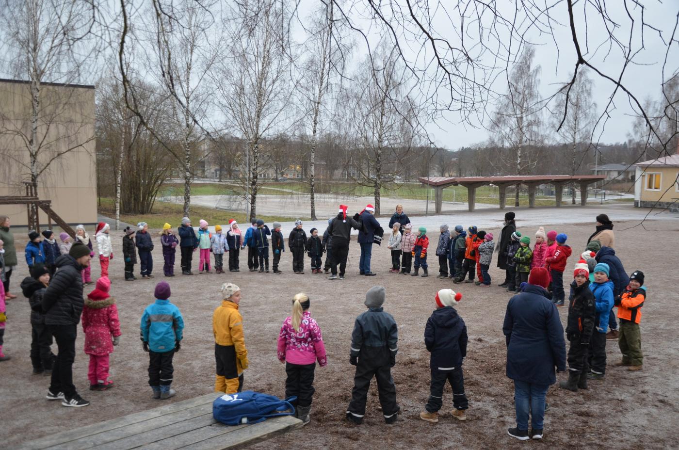 barn i en ring på en skolgård