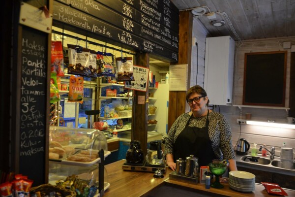en kvinna bakom en cafédisk