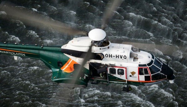 En helikopter ovanför vatten.