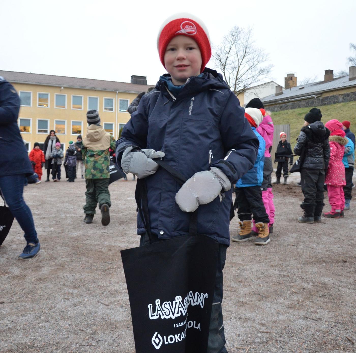 en skolelev på gården