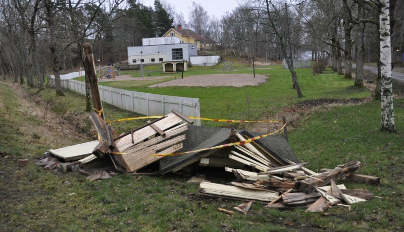 Hög med bräden där det stått ett litet hus