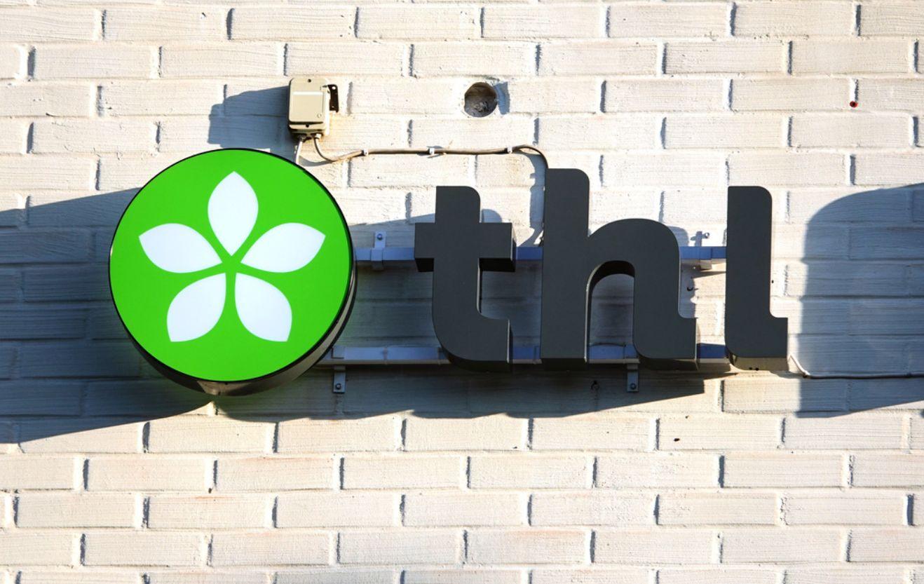 THL:s logo på en tegelvägg
