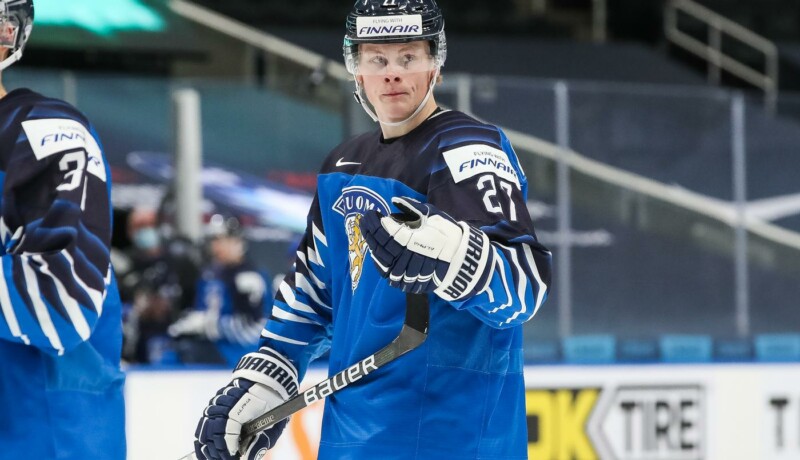 en ishockeyspelare i landslagströjan