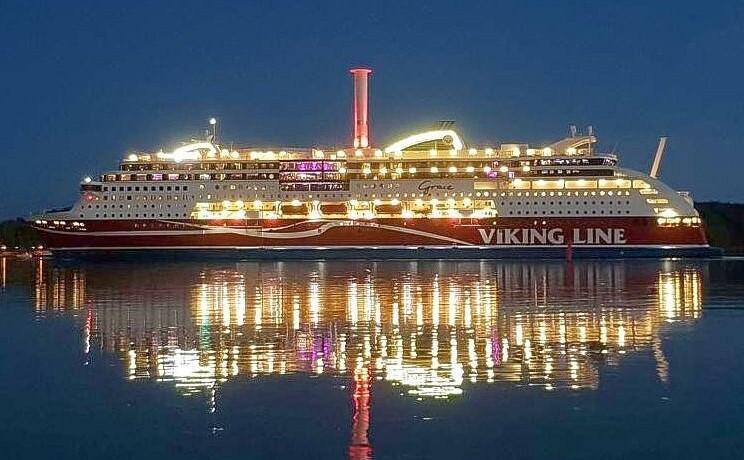 passagerarfartyg på sjön i kvällsbeöysning